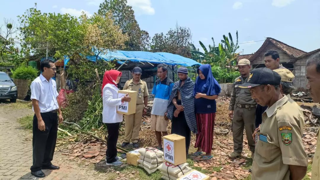 Bergerak membantu sesama. Pagi tadi PMI Kabupaten Blora memberikan Bantuan Sembako untuk Korban Rumah Kebakaran yang menimpa 2 KK di Dukuh jambe RT 002/ RW 002 Desa  Bacem, Kecamatan Banjarejo Kabupaten Blora. <a href="/palangmerah/">Indonesian Red Cross</a> <a href="/PMIJawaTengah/">PMI Jawa Tengah</a>