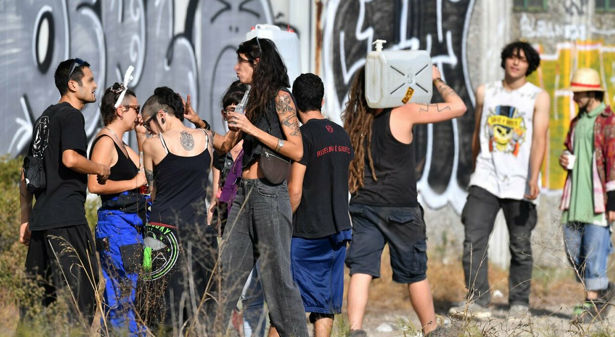 Certo che a un governo come il vostro verrà sempre più facile prendersela con il #raveparty di Modena e con il soccorso in mare delle navi #ONG piuttosto che con i vostri amici della #CurvaNord di San Siro e con i fascisti radunati a #Predappio. Due pesi e due misure...