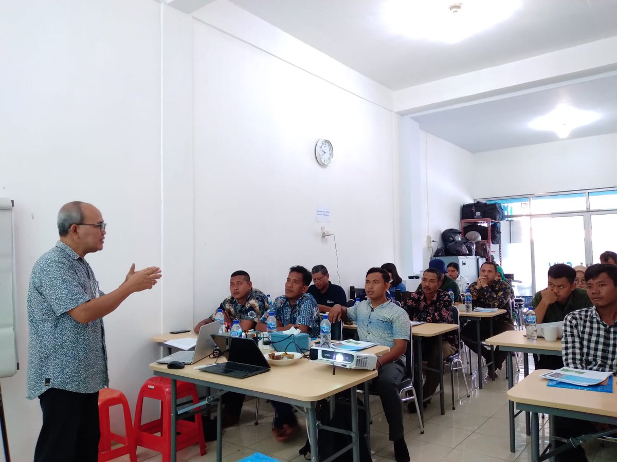 SNVIndonesia's tweet image. In preparation for the establishment of #composting business unit in #labuhanbatu, today SNV trained project staffs, facilitators &amp;amp; farmer association representatives on #businessmanagement skills &amp;amp; #compost production process. A total of 25 participants attended this training.