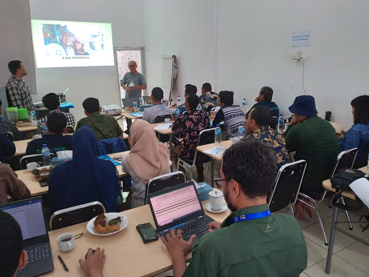 SNVIndonesia's tweet image. In preparation for the establishment of #composting business unit in #labuhanbatu, today SNV trained project staffs, facilitators &amp;amp; farmer association representatives on #businessmanagement skills &amp;amp; #compost production process. A total of 25 participants attended this training.