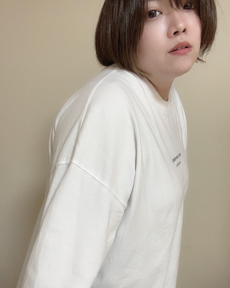 本日はお洋服の紹介♡

09womanさんっていう、韓国のお洋服の通販サイトだよ！

商品名は
フォーメルズルーズフィットナソムTシャツ66695 

シンプルな白T可愛い😘🫶🏻
胸元の英字と左手のタグ？みたいなのがシ… instagram.com/p/CkVCxo2yxT5/