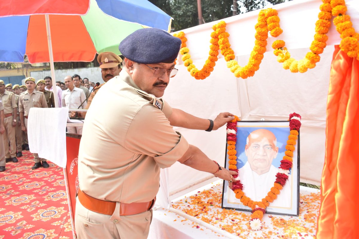 budaunpolice's tweet photo. आदरणीय सरदार वल्लभ भाई पटेल जी की जयंती #राष्ट्रीय_एकता_दिवस पर रिजर्व पुलिस लाइन में SSP @budaunpolice द्वारा उनकी तस्वीर पर पुष्पांजलि अर्पित कर उनकी ��्मृतियों को नमन किया गया व राष्ट्रीय एकता की शपथ ली गई। तथा SSP बदायूँ द्वारा मय अधिकारी,कर्मचारीगण द्वारा रुट मार्च किया गया। https://t.co/YDWpqlZeWH