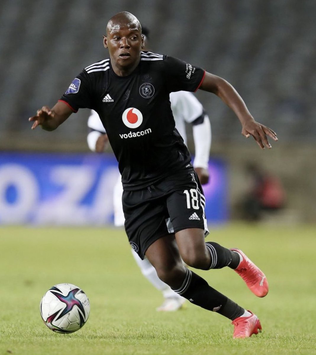 Ora_Moleko's tweet photo. The Harry Maguire of Orlando Pirates, lazy, awful player but for some reason he gets game time... He really needs to be sold this one, straight!!! https://t.co/v0hGfn6t4F