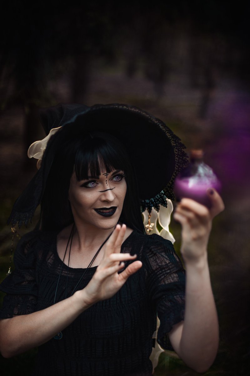 Happy Halloween 🖤🎃🦇
📸 By sinicamera (IG)
#halloweencostume #witchtober