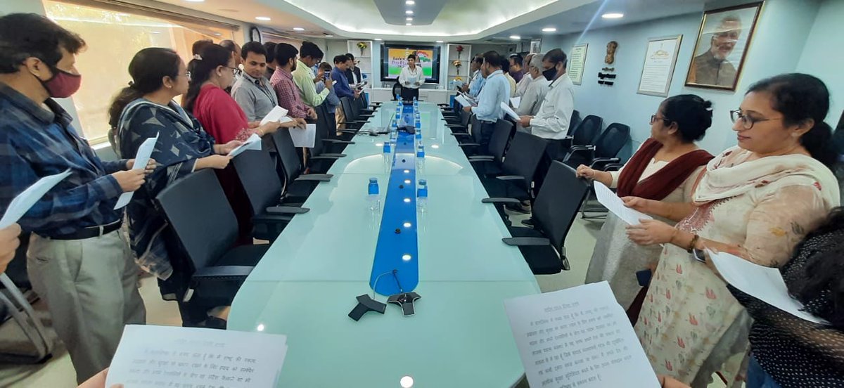 Ministry of Power observes #RashtriyaEktaDiwas at Shram Shakti Bhawan, New Delhi today. Shri Ashish Upadhyaya, Special Secretary & Financial Adviser, MoP administered the Rashtriya Ekta Diwas Pledge to ministry officials on the occasion. #NationalUnityDay @AmritMahotsav