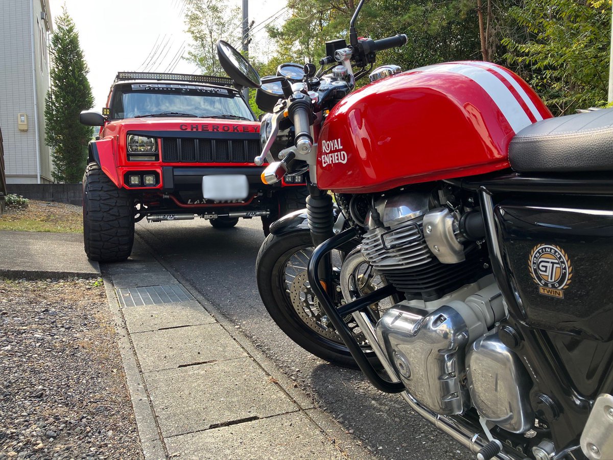 VREASThana's tweet photo. 素敵な2台♥️♥️
#ロイヤルエンフィールド
#コンチネンタルGT650
#jeep
#cherokey https://t.co/ExBd2YtY0q