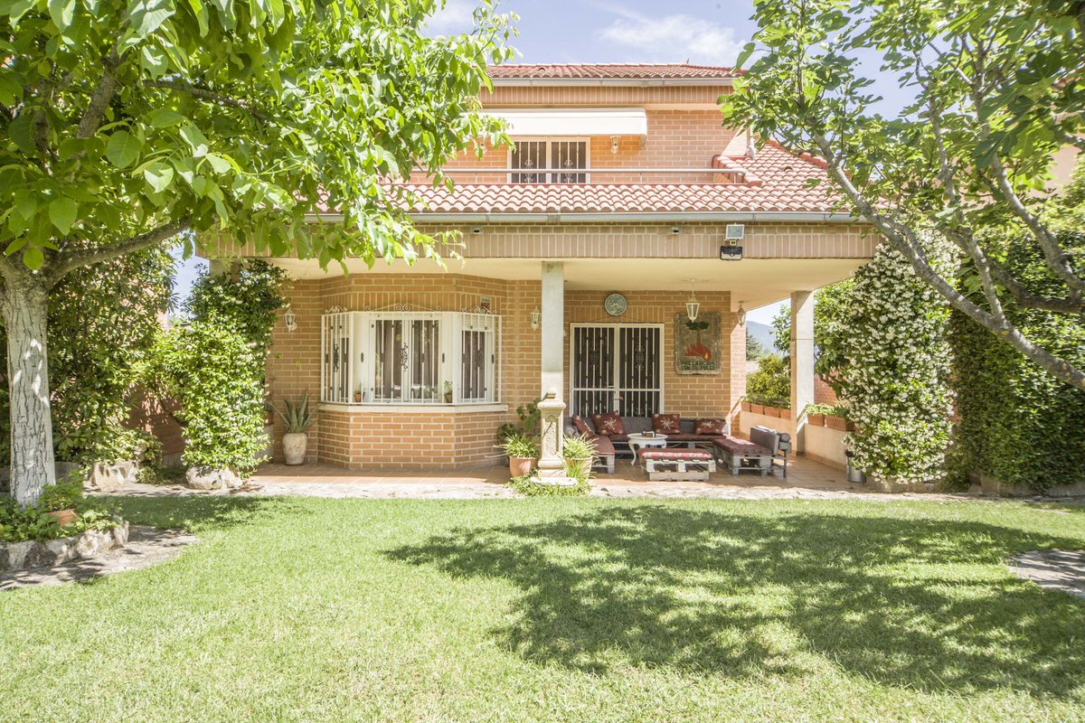UrbinsaGroup's tweet photo. Impresionante vivienda en la Valle del Tietar. Con 4 domitórios, 3 cuartos de baño, gran salón, cocina totalmente equipada, en parcela de 500m2 con piscina, jardín, cenador. Si quieres ampliar información llámanos al 629083947 y Juan Antonio te aclarara cualquier duda. https://t.co/cbVC92OJKY