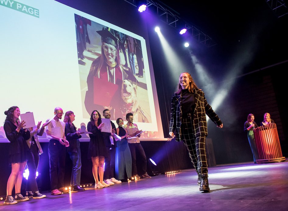 Van_Page's tweet image. Moi qui fait genre je suis déjà diplômée d’une grande université à ma remise de diplôme alors que pas du tout g juste utilisé une photo de ma sosie américaine lol