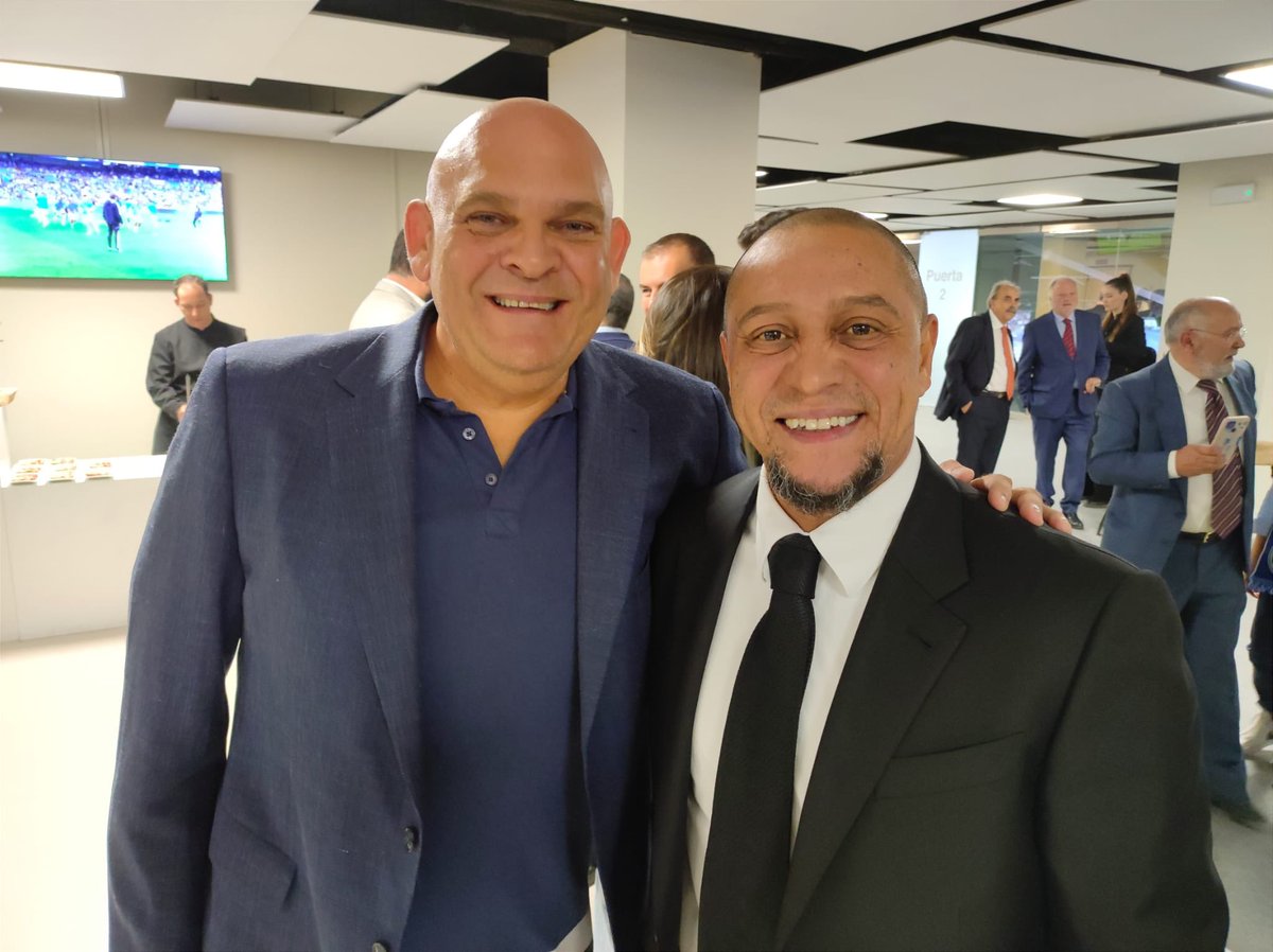 ComandanteLara's tweet photo. Emotivo reencuentro de Roberto Carlos y Gravesen https://t.co/L3cQx8adYQ