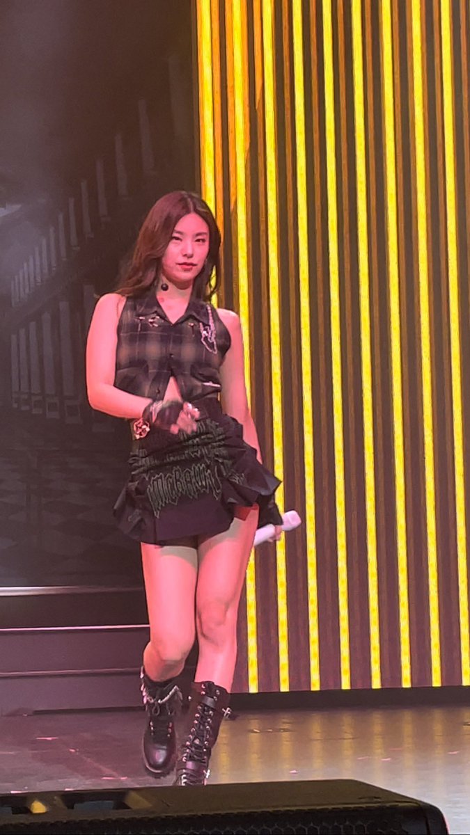 aperalta08's tweet photo. The stage is her runway #YEJI #ITZY #ITZY_WORLD_TOUR #ITZYinPHX #ITZYPhoenix #ITZYCHECKMATEinPHX https://t.co/cHiaCVJaw3