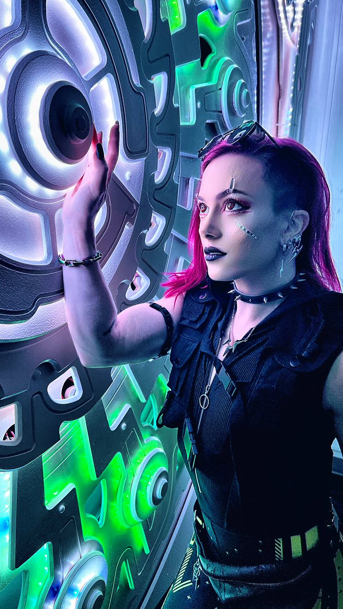 ClaireMax's tweet photo. Somewhere, deep within her, surfaces a tiny clockwork submarine. There are times when you can only take the next step. And then another. https://t.co/94XWiC3ZN6