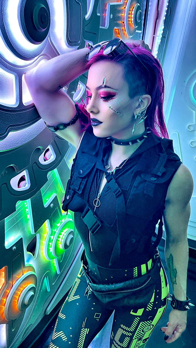 ClaireMax's tweet photo. Somewhere, deep within her, surfaces a tiny clockwork submarine. There are times when you can only take the next step. And then another. https://t.co/94XWiC3ZN6