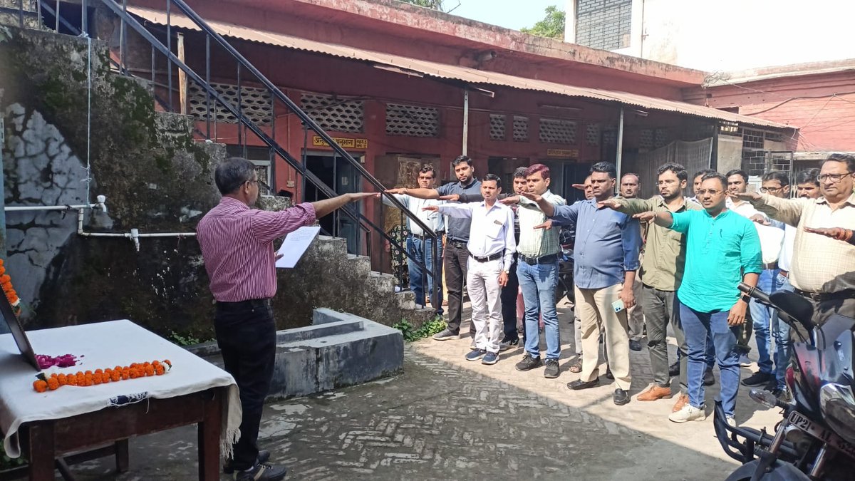 pvvnlmoradabad's tweet photo. आज दिनांक 31/10/2022 को #EUDC #EUTD #EUDD1 MBD कार्यालयों अंतर्गत, सरदार वल्लभाई पटेल जयंती के उपलक्ष्य पर "राष्ट्रीय एकता दिवस" के रूप में शपथ ली गई।
@aksharmaBharat 
@UppclChairman 
@mduppcl 
@MdPvvnl https://t.co/LnP5XGrBXJ