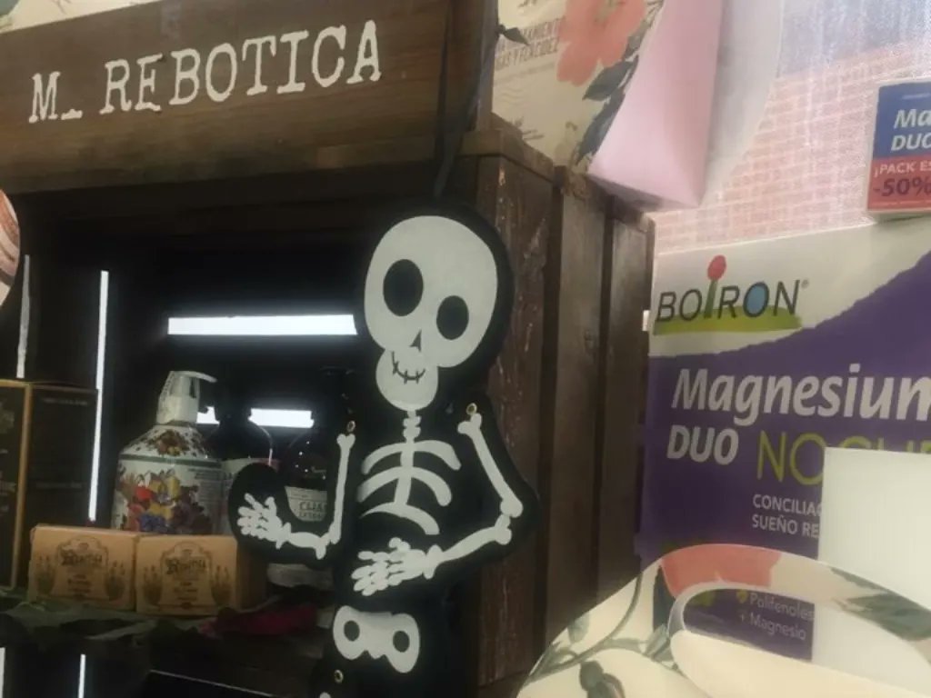farmacialmusama's tweet photo. Encantados de ayudarte un día más con nuestro consejo farmacéutico... ¡si te atreves a venir!👻🧟♂️💀🎃
Farmacia Almudena Sánchez Martín, 📍 Avda. Ramón Pradera 12 de Valladolid
.
#farmacialmusama
#AlmudenaSanchezMartín
#Farmacia
#Valladolid
#Halloween https://t.co/I83CC2jN2c
