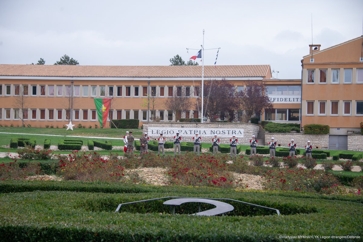 CDC_2eREG's tweet image. Visite du Père Légion au 2e REG
Du 24 au 25 octobre, le général de brigade Alain Lardet commandant la Légion étrangère a rendu visite aux légionnaires sapeurs de montagne du #2REG. 
#légionnaires
#27BIM