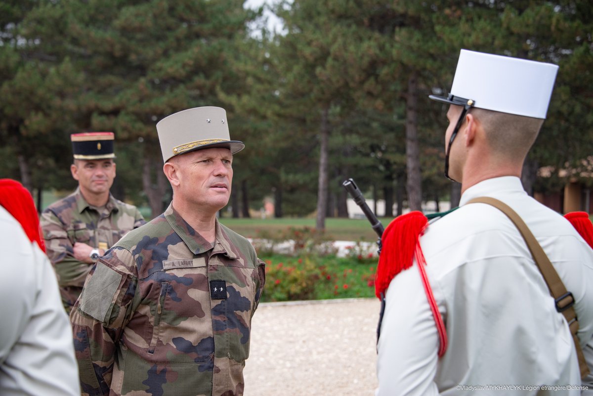 CDC_2eREG's tweet image. Visite du Père Légion au 2e REG
Du 24 au 25 octobre, le général de brigade Alain Lardet commandant la Légion étrangère a rendu visite aux légionnaires sapeurs de montagne du #2REG. 
#légionnaires
#27BIM