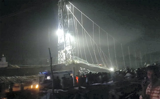 all_relief's tweet photo. More than 100 people died in Gujarat’s Morbi bridge collapse. NDRF &amp; other agencies working hardly in rescue operation since yesterday. Casualty may cross Seoul stampede numbers. #Morbi #ndrf #disaster #मोरबी पुल https://t.co/2ZGHtXTWpD