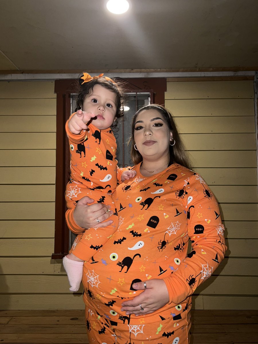 alexplosive3's tweet photo. Our babygirl loves pointing at the moment #Azaleahs1stHalloween🎃 https://t.co/G8srvGajDu