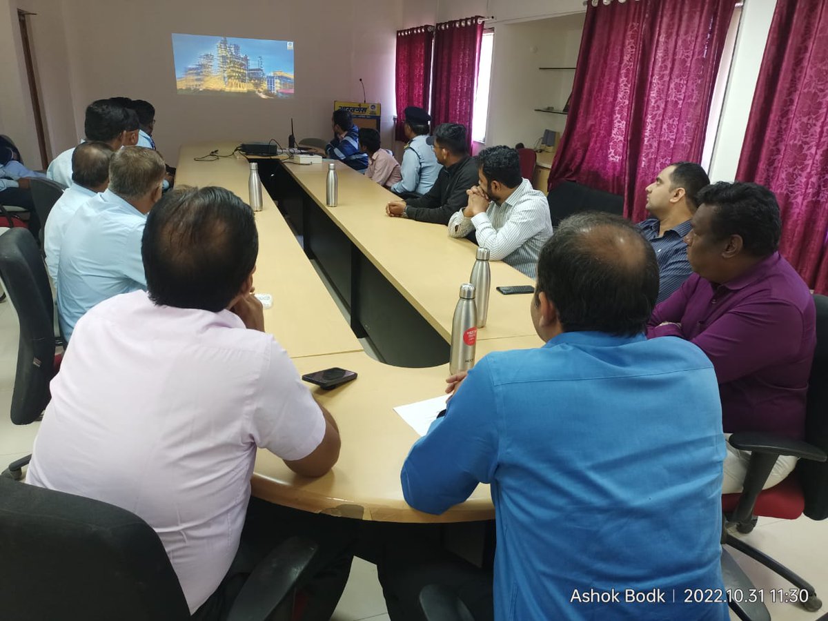 BPCLNasik's tweet photo. #VAW22BPCL
#VigilanceAwarenessWeek2022 sharing CVO's message , corporate message , PPT at BPCL Nashik LPG Territory with workmen., Security, office staff  @CVOBPCL @CVCIndia @BPCLimited https://t.co/iFftX3iimE