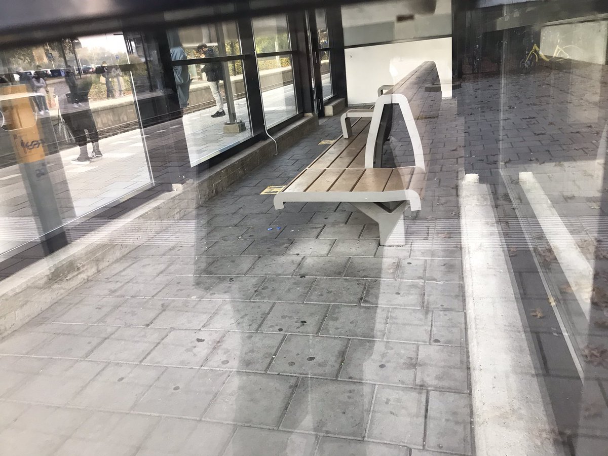kooimanmarco's tweet photo. @ProRail @NS_online @GooiseMeren Al maanden hangt dit briefje op de afgesloten wachtkamers op station Bussum Zuid. Is die ‘extreme’ overlast soms van daklozen? Mogen die deuren gewoon open? https://t.co/KR2d4hQIOC