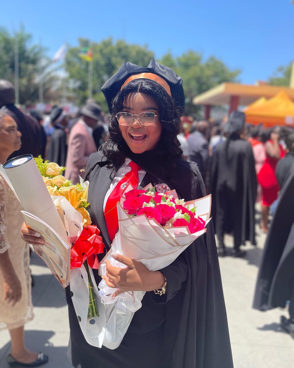 ChechaSheila's tweet photo. Obrigada Deus 🙏🏾❤️
Licenciada em Engenharia Ambiental aos 22 anos 🎓✨ https://t.co/m5F0e15uei