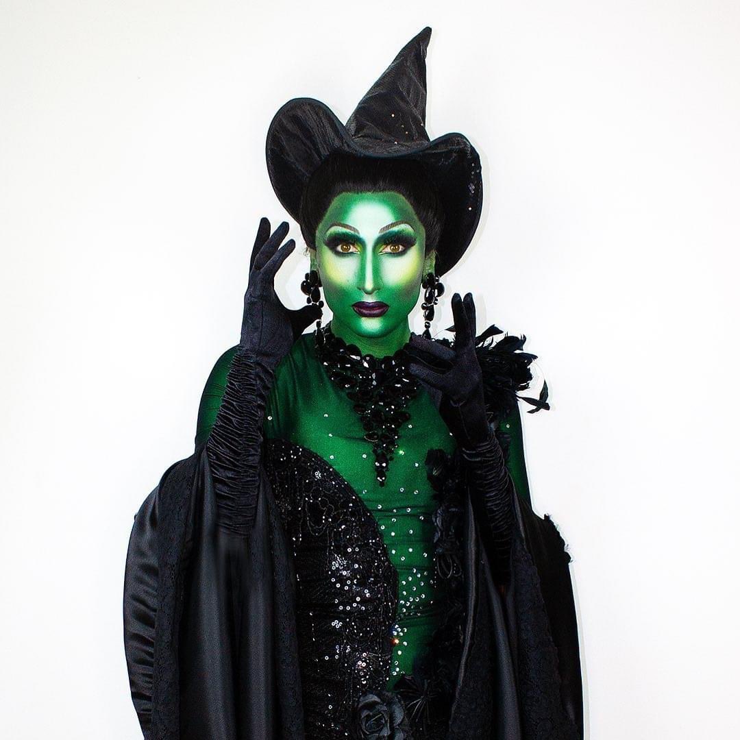Boo! Happy Halloween you wicked wicked witches! #Halloween2022 #wicked #defyinggravity #sydneydragqueen #caclacefrontwig #HappyHalloween #happyhalloween2022 #elphaba