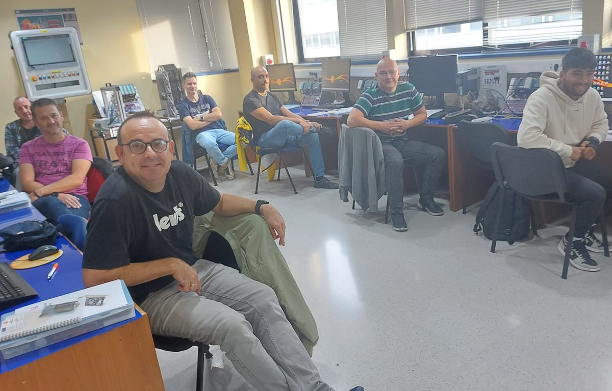 CursosAula21's tweet image. Arrancamos con una nueva convocatoria del curso de Arduino.
En esta formación los participantes aprenden a configurar y a programar la placa de Arduino
Os damos la bienvenida y os agradecemos vuestra confianza.
#Arduino #CursodeArduino #formacióntécnica