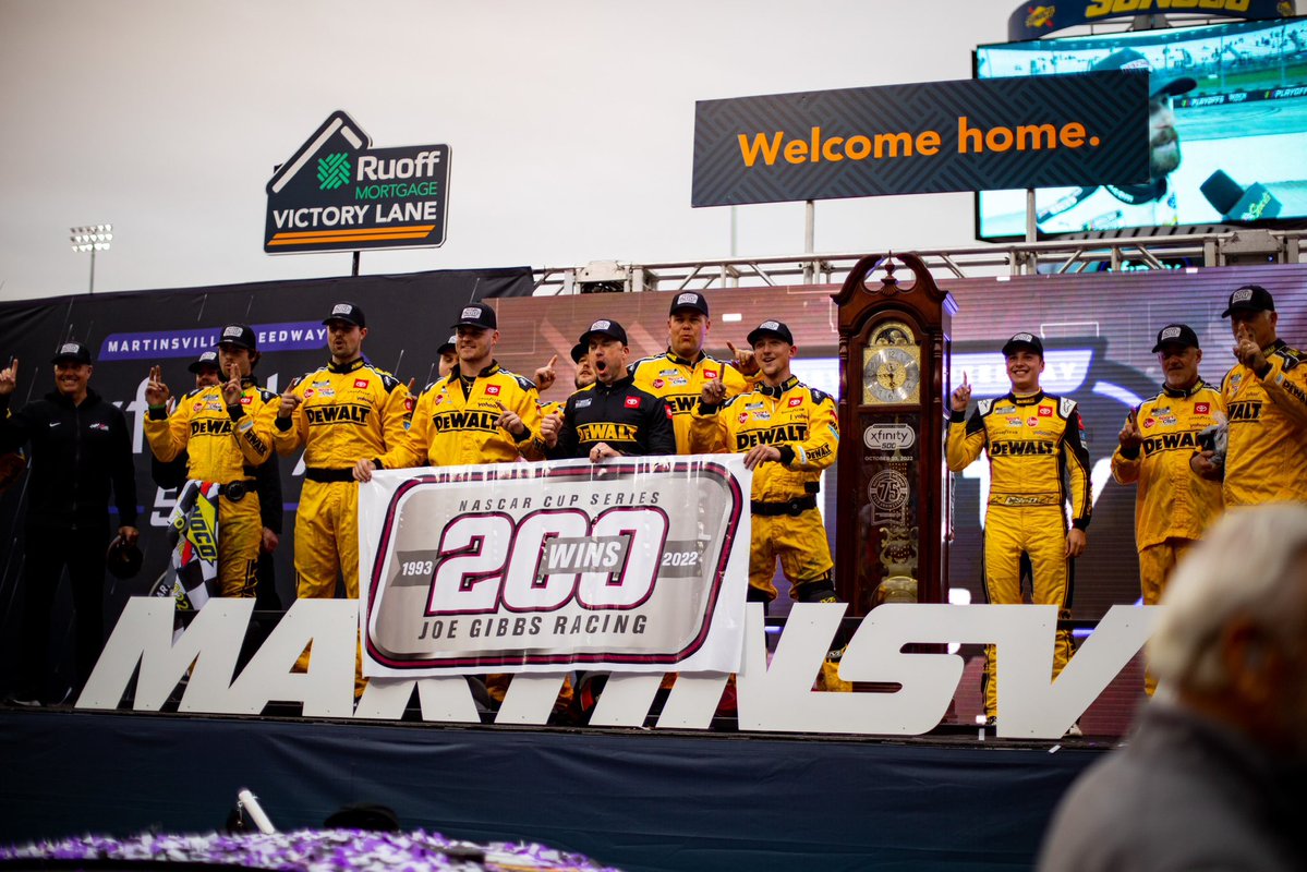 MatraxRacing's tweet photo. #NASCARPlayoffs | @JoeGibbsRacing´s @CBellRacing locked himself into the #Championship4 after a thrilling win at @MartinsvilleSwy 🇺🇸. Bell passed  🏎️🔥 @StewartHaasRcng´s @ChaseBriscoe_14 with four laps to go to reclaim the lead and held off @KyleLarsonRacin by 0.869s.
📸 JGR https://t.co/rKN9svdww3