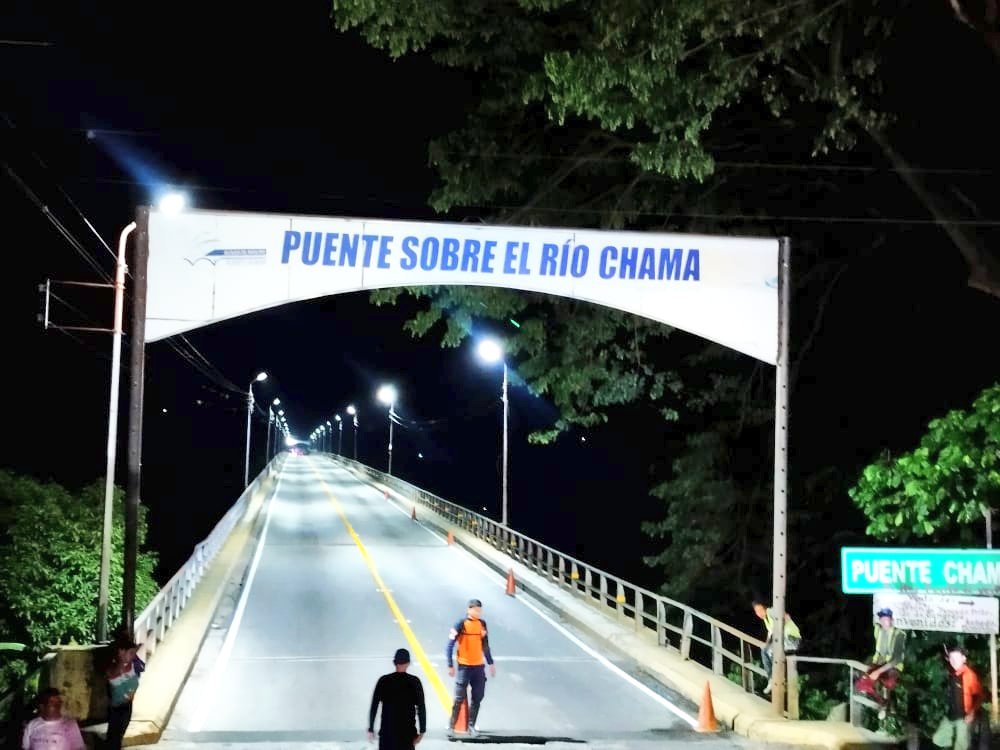 JEHYSONGUZMAN's tweet photo. Feliz madrugada Mérida, iniciamos la semana con esta noticia desde Alberto Adriani. Quiero compartir con ustedes estas imágenes del Puente Sobre el Río Chama ¡QUÉ BONITO! está quedando la rehabilitación de esta infraestructura que tiene 68 años de construcción. https://t.co/Ke2JeY8Y4F