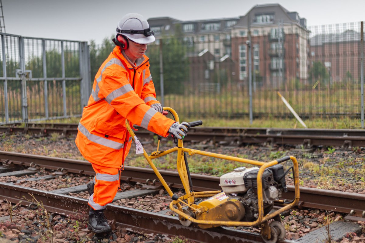 Every night our teams check 78 black spots on Scotland’s Railway where autumn conditions cause delays & potential safety issues. In the last few hours, they’ve scrubbed the rails at Rosyth, Dalgetty & Dunfermline to clear them of leaf mulch – the railway equivalent of black ice.