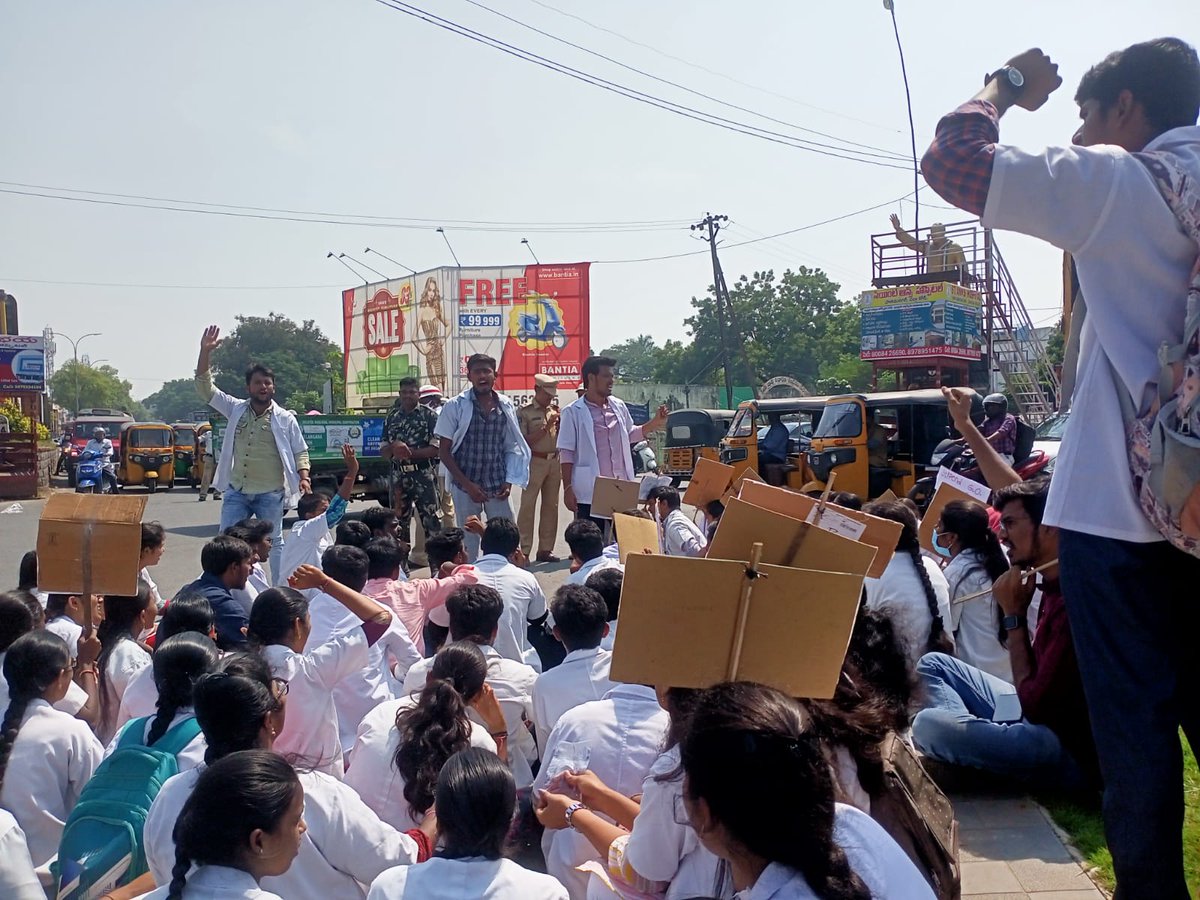 therrkn's tweet photo. Protest by @ALGAMCSTUDENTS at MGM circle #warangal
#SAVEALGAMC
#saveayurvedaintelangana https://t.co/Yd04bEFEec