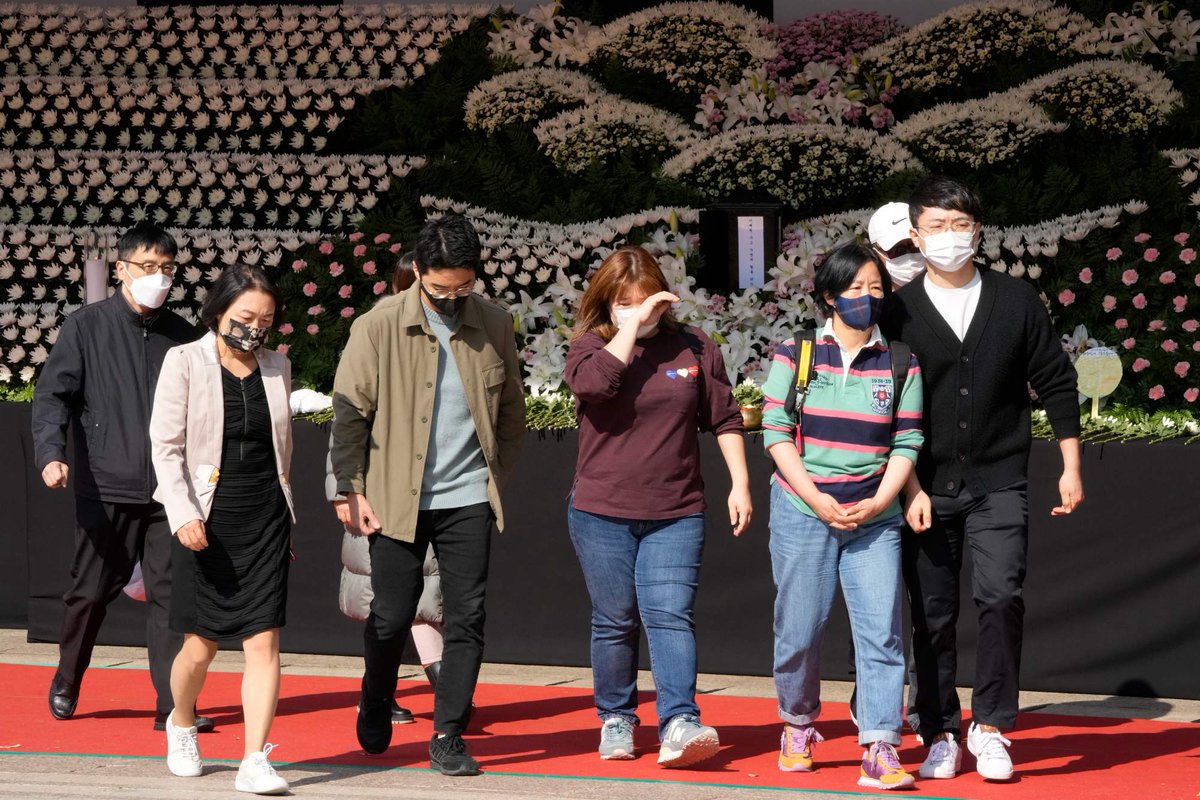 ChannelNewsAsia's tweet photo. IN PHOTOS: South Koreans flocked to memorials on Monday to pay tribute to the victims who were killed in a crowd crush during Halloween celebrations in Itaewon (Photos: AFP, AP) https://t.co/Sk30ExVMcJ https://t.co/2p50aFy2bf