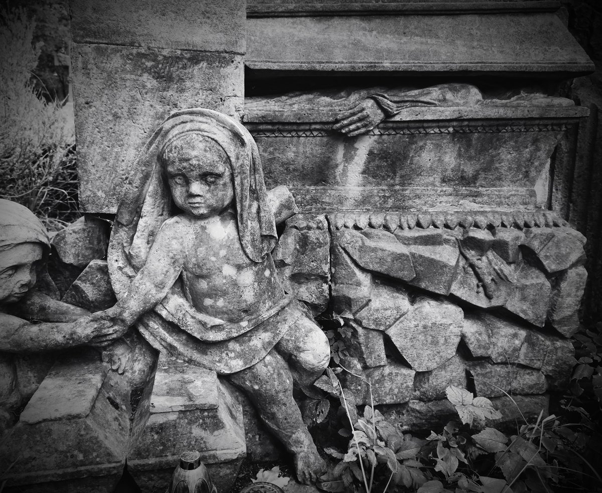 Happy Halloween guys! By the way, if you'd like to see this wonderfuly creepy sculpture with your own eyes, you need to visit one of the Protestant cementaries in Warsaw. 🕸️👻🎃