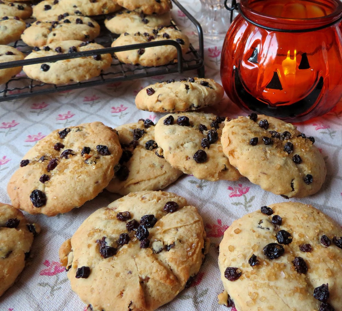 Y_Wenhwyseg's tweet photo. Peth y dydd! Thing of the day!

Pica Ranna = Soul Cakes; Dole Cakes

Pica Ranna were traditionally given out (doled out) to commemorate those who have passed on.

They are made in the same fashion as Pica ar y Mæn. https://t.co/gOWSwj42Ru