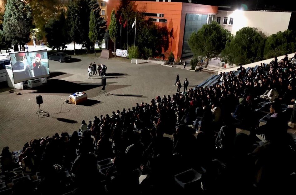 Yeşilçam'ın unutulmaz filmi "Süt Kardeşler" Genç Yeşilay farkıyla bir başka güzel.. 

Manisa Celal Bayar Üniversitesi Genç Yeşilay Topluluğumuzun düzenlediği Yeşil Perde Film gösterimleri kapsamında gönüllülerimiz açık hava sinemasında buluştu! 💚

#Yeşilay #GençYeşilay