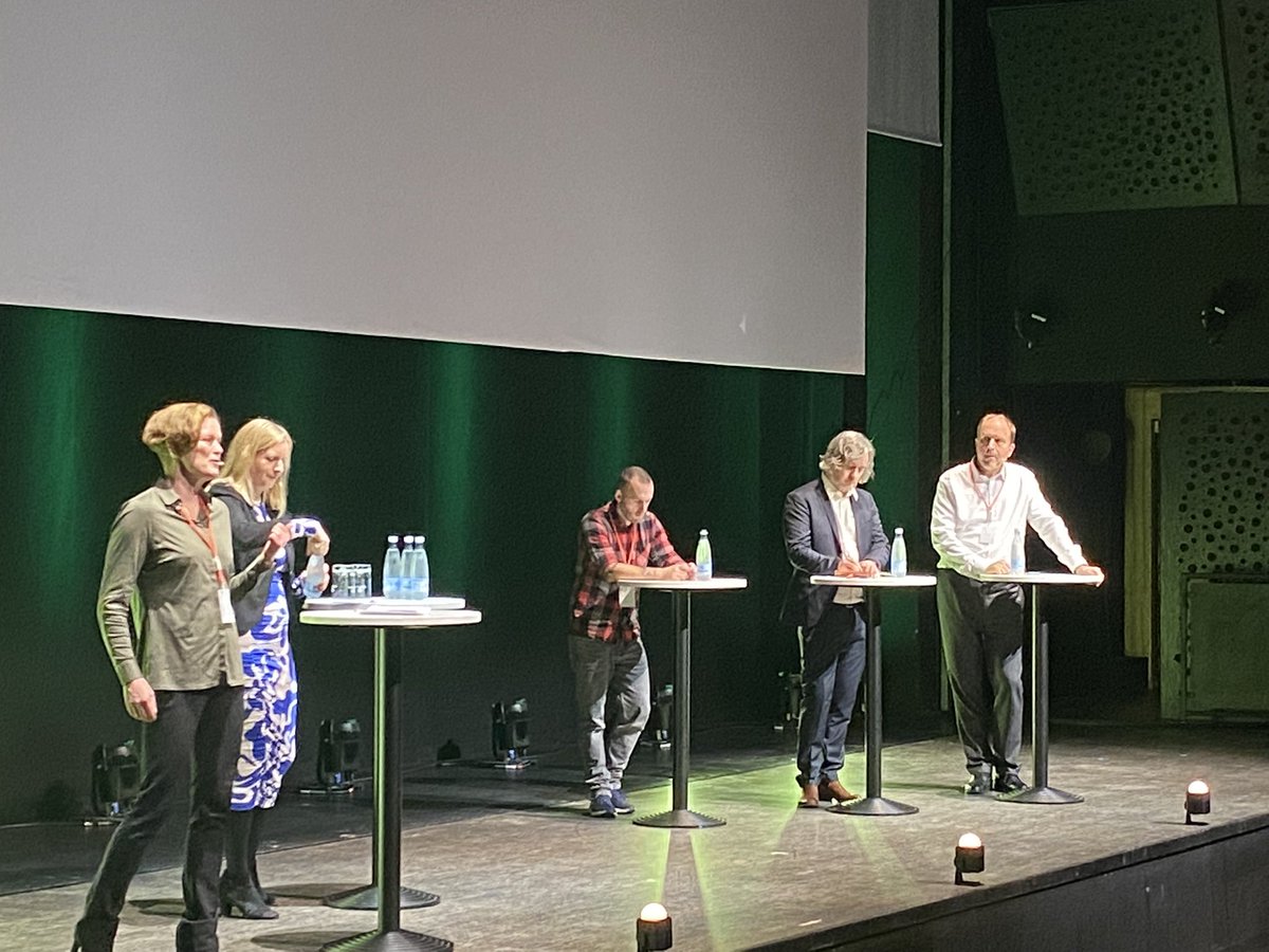 Debat om mangel på arbejdskraft, psykisk mistrivsel, borgerinddragelse og kommunal frisættelse. Vigtige emner! @Ledelsescenter <a href="/SyddanskUni/">Syddansk Universitet</a> #ledelsedk #ledertræf #komponentdk