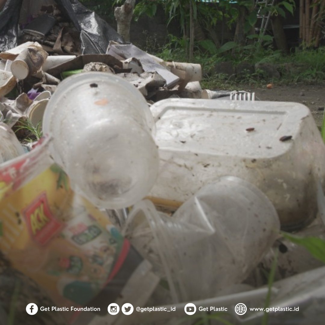 Pemilahan sampah plastik after event <a href="/getthefest/">Get The Fest</a>, sampah yang dihasilkan mayoritas adalah sampah kertas &amp; organik. 
Selanjutnya dari proses pemilahan dan pengkategorian jenis sampah akan dilakukan proses pengolahan. 
#NoPlasticGoesToWaste
#GetPlastic_ID
