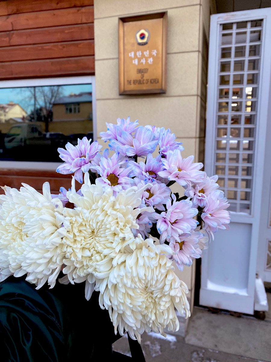 Солонгосын ард түмэнд тохиолдсон уй гашуу ахин бүү давтагдаасай. 
Амь бүхэн үнэтэй. 🙏🏻🙏🏻🙏🏻🇰🇷🇲🇳
(Цэцэг өгч буй хүмүүсийг тэмдэглээд дотор гашуудлын цэцгийг байрлуулж бгаам бна)