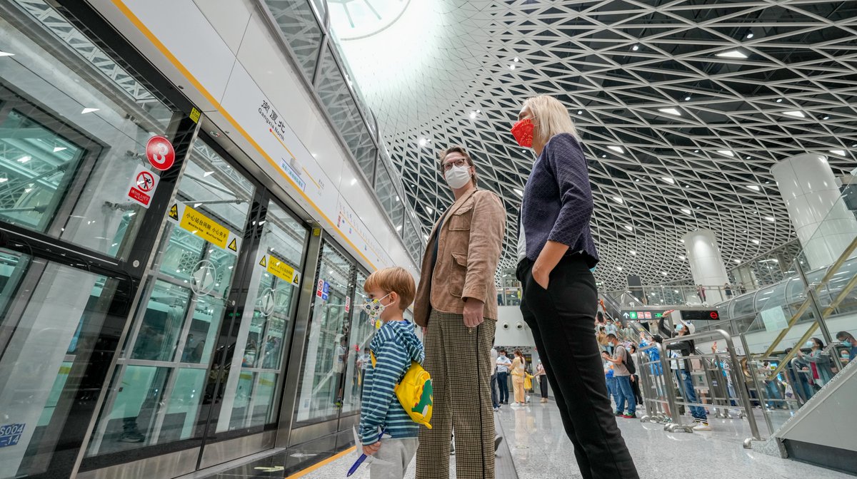 szdaily1's tweet photo. #Metro #Line14 attracts not only swarms of shutterbugs to take perfect photos, but also expats who are eager to experience the comfort and convenience of the Metro services. Yesterday a Ukrainian family explored some of the must-see spots along the line.
https://t.co/O39t6ugShB https://t.co/W58rrMlDIG