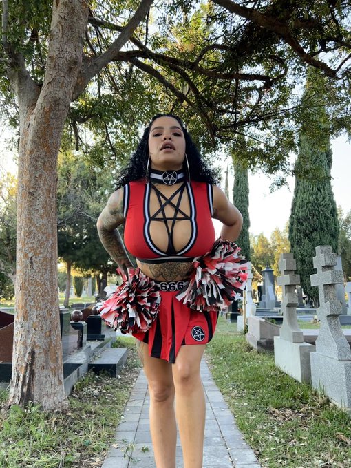 1 pic. 📣 ❤️‍🔥Satan‘s cheerleader ❤️‍🔥 📣 

#happyhalloween #Halloween2022 https://t.co/PuwsuEb2PY