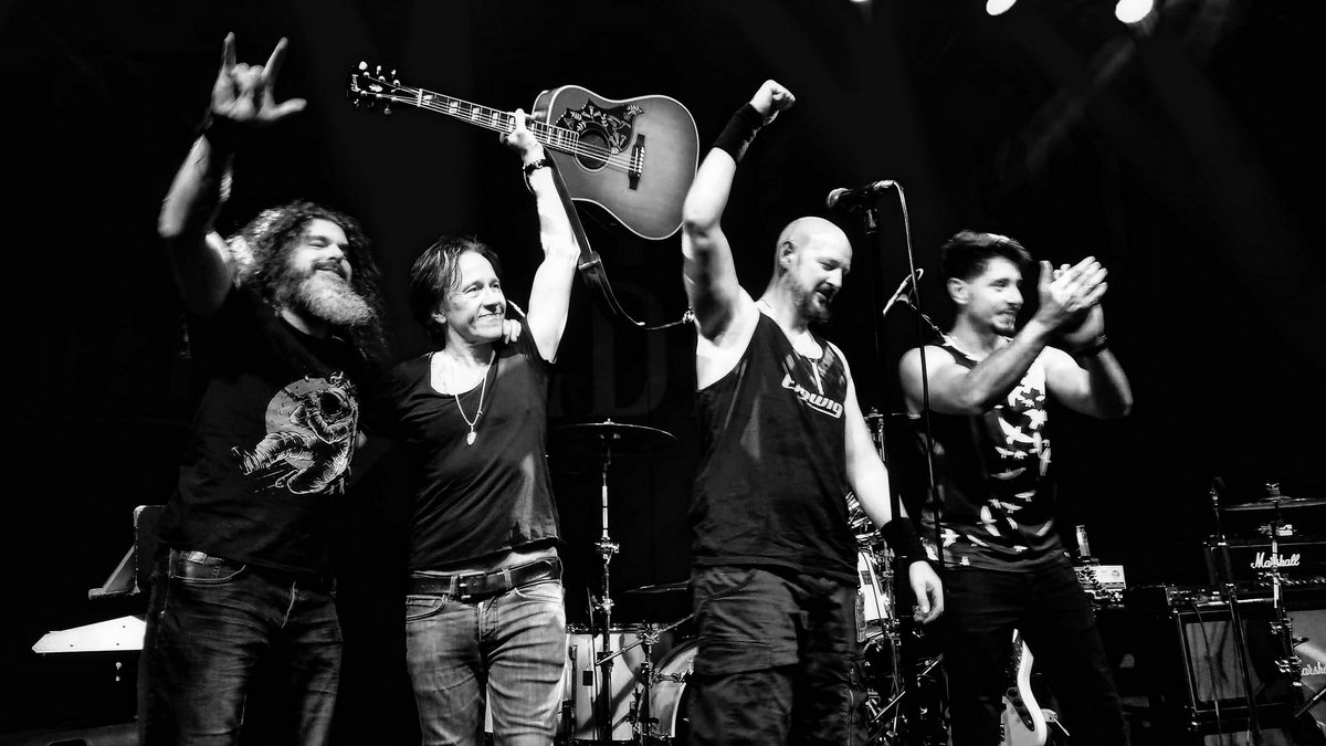 So many great photos out there from the last shows with <a href="/CATSinSPACEband/">Cats In Space</a> .. Back home now! What a great band and bunch of guys. True genuine pros. I can also happily report that our Mission LP stash is now sold OUT! Amazon / HMV have a handful left! 📷 Gina Hurley #rocknroll