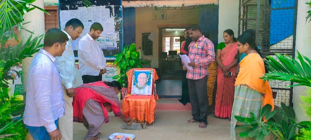BhoothpurM's tweet photo. సర్దార్ వల్లభాయ్ పటేల్ జయంతి సందర్బంగా పులమాలలతో అలంకరించిన మునిసిపల్ కమిషనర్ గారు మరియు మునిసిపల్ మేనేజర్ గారు_మునిసిపల్ కార్యాలయ సిబ్బంధులు💐💐🙏🙏
 @cdmatelangana 
 @SwachSurvekshan 
 @RoopaMishra77 
 @PMOIndia 
@TSMAUDOnline https://t.co/tGeVFU8Mom