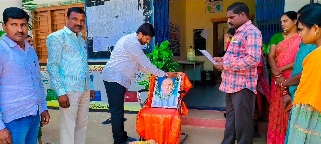 BhoothpurM's tweet photo. సర్దార్ వల్లభాయ్ పటేల్ జయంతి సందర్బంగా పులమాలలతో అలంకరించిన మునిసిపల్ కమిషనర్ గారు మరియు మునిసిపల్ మేనేజర్ గారు_మునిసిపల్ కార్యాలయ సిబ్బంధులు💐💐🙏🙏
 @cdmatelangana 
 @SwachSurvekshan 
 @RoopaMishra77 
 @PMOIndia 
@TSMAUDOnline https://t.co/tGeVFU8Mom