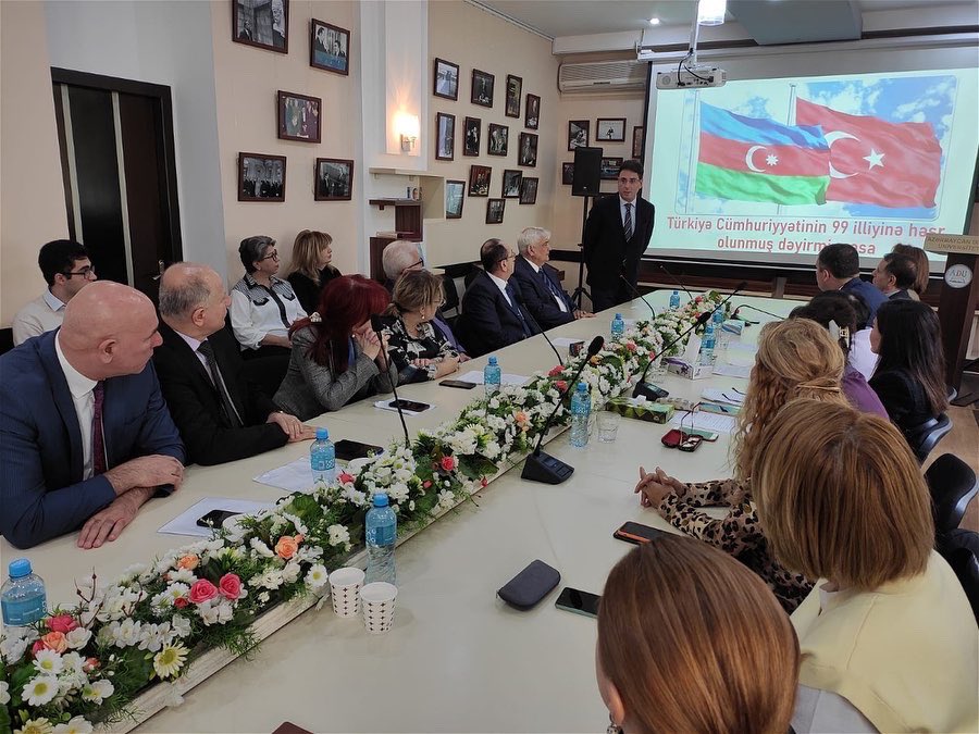 ADU-da Türkiyə Cümhuriyyətinin 99 illiyinə həsr olunmuş dəyirmi masa keçirilib