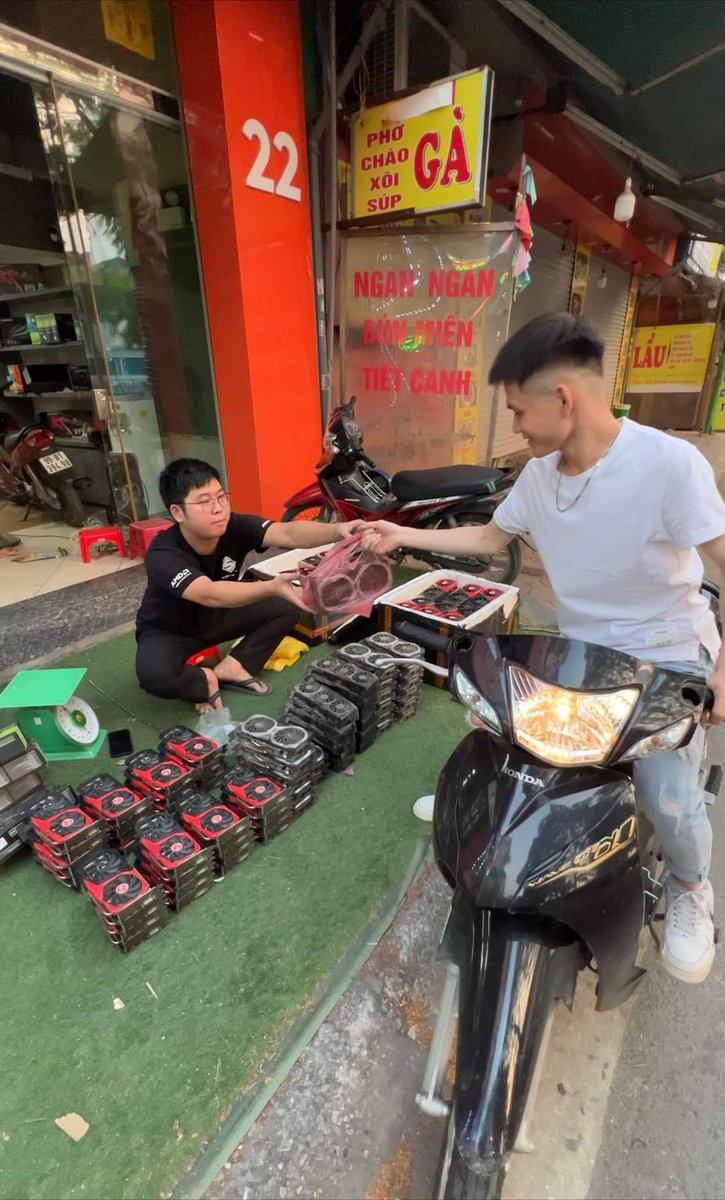 elhackernet's tweet image. En Vietnam hay tantas GPUs usadas procedentes de la minería que las venden incluso en la calle

💰⚖️Hacen la broma de decir que venden las gráficas a peso
elchapuzasinformatico.com/2022/10/vietna…