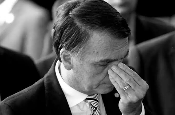 leremoura's tweet photo. The worst president Brazil has ever had in democracy loses the election.  Goodbye dear! #ForaBolsonaro #TchauBolsonaro #adeusbolsonaro #BolsonaroNuncaMais https://t.co/FZDhaLGXxo