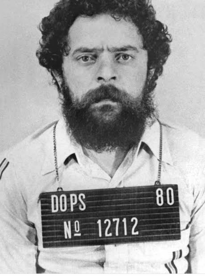 leftmaxin's tweet image. "ah o0 Lula é ex-presidiário" sim. na ditadura de 64, lula foi preso e realmente censurado por defender o sindicato trabalhista e o movimento diretas já. que te deu direito de votar após a ditadura. vc vc vota hj, é pq ele com muitas outras pessoas lutou por esse direito.