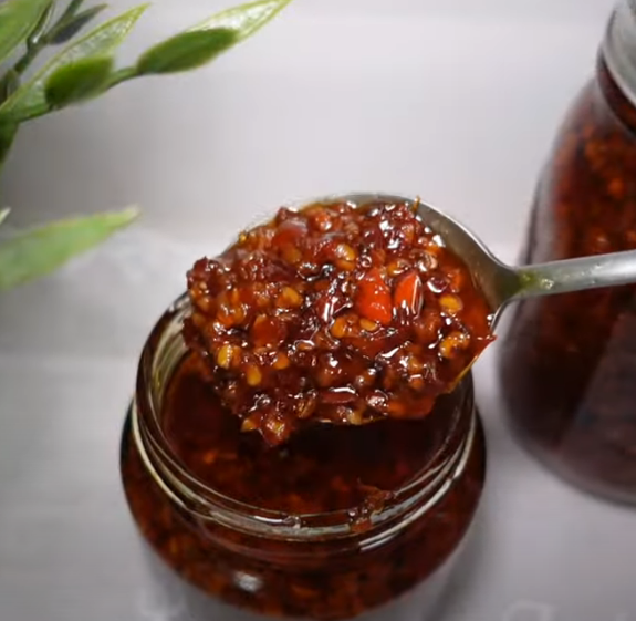 smallrecipecom's tweet photo. Recipe 👉 https://t.co/BVQTnPAdwB
Make Your Meals Sizzle With This Chili Oil Recipe  #smallrecipe #ChiliOilRecipe #ChiliOil #Recipes #food
Chilli oil, also known as hot chili oil or just chili oil

https://t.co/BVQTnPAdwB https://t.co/ujmLgZ5oY3
