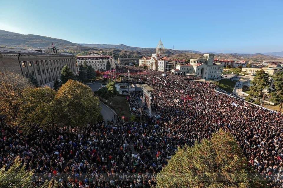 dhbln's tweet image. In der Hauptstadt von #Artsakh waren gestern zehntausende Menschen auf der Straße und haben friedlich für ihr Recht auf Selbstbestimmung demonstriert.
Eine Parlamentssitzung zum Thema wurde live übertragen.