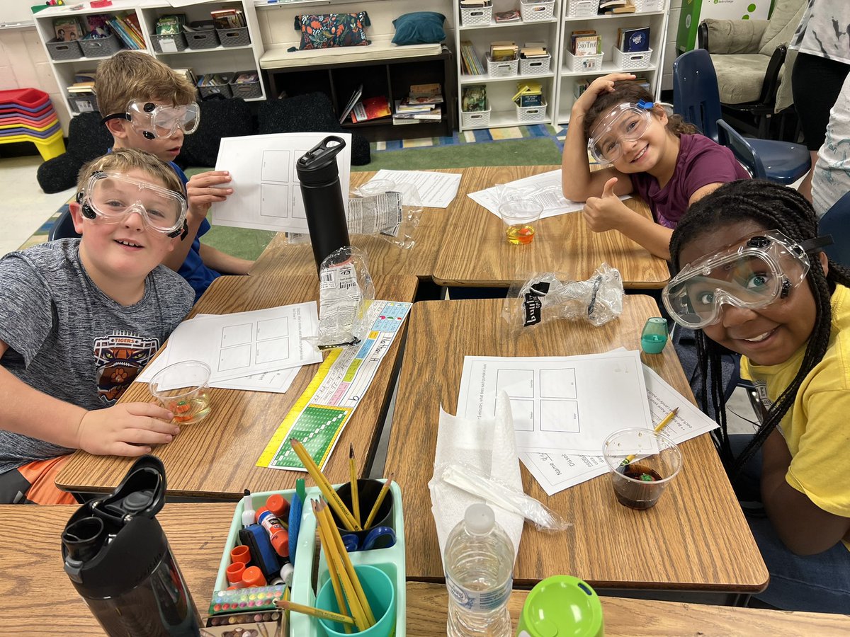 Aamar4th's tweet photo. We conducted an experiment to see which liquid will dissolve our candy pumpkins the fastest: water, vinegar, cola, or oil https://t.co/9fbZRzulaN